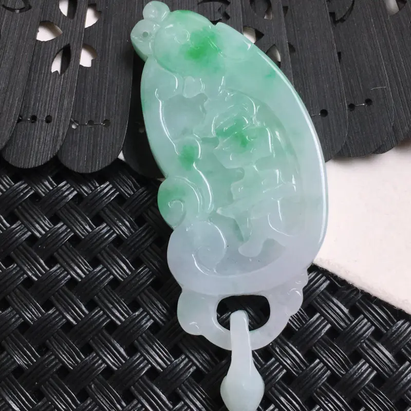 【天然A货-飘绿吉祥富贵吊坠一对_种好,玉质细腻,水头饱满,形体漂亮,水润精致,上身效果佳,尺寸58.2*22.7*7mm】图7