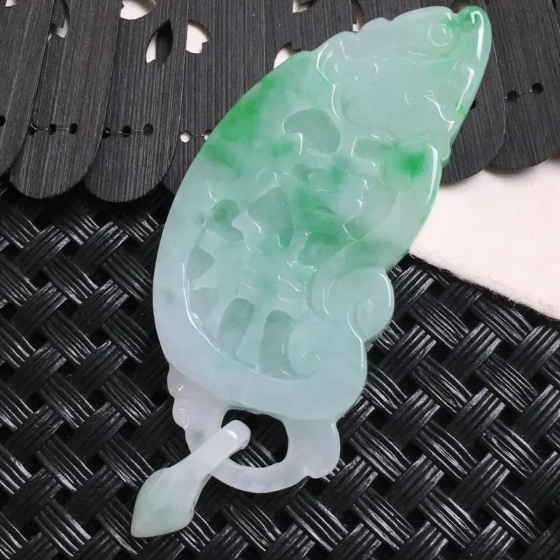 【天然A货-飘绿吉祥富贵吊坠一对_种好,玉质细腻,水头饱满,形体漂亮,水润精致,上身效果佳,尺寸58.2*22.7*7mm】图6