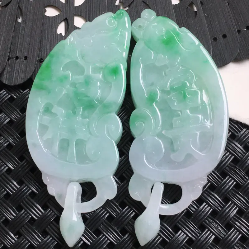【天然A货-飘绿吉祥富贵吊坠一对_种好,玉质细腻,水头饱满,形体漂亮,水润精致,上身效果佳,尺寸58.2*22.7*7mm】图2