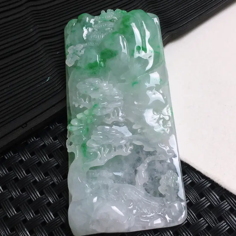 【天然A货-飘绿锦绣山河山水牌_种好,玉质细腻,水头饱满,工艺精美,水润精致,上身效果佳,尺寸70.1*34.2*9.2mm】图3