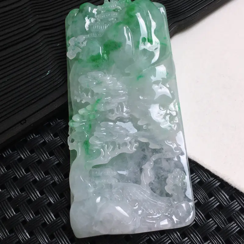 【天然A货-飘绿锦绣山河山水牌_种好,玉质细腻,水头饱满,工艺精美,水润精致,上身效果佳,尺寸70.1*34.2*9.2mm】图2