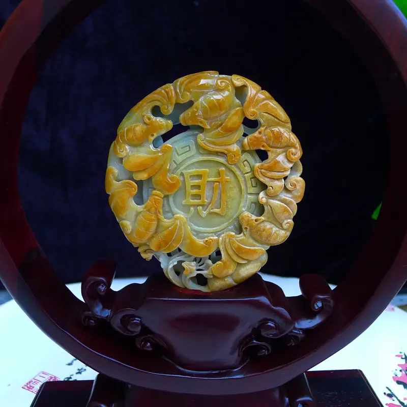 【天然翡翠黄翡双彩五福临门,财源广进精品小摆件。裸石尺寸110*100*25mm 精美檀木座300*235*70mm 玉石重0.39公斤 雕工精美,寓意吉祥。自摆,送礼佳物】图5
