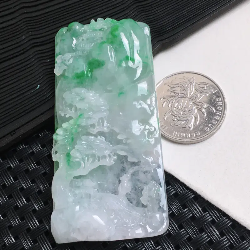 【天然A货-飘绿锦绣山河山水牌_种好,玉质细腻,水头饱满,工艺精美,水润精致,上身效果佳,尺寸70.1*34.2*9.2mm】图4