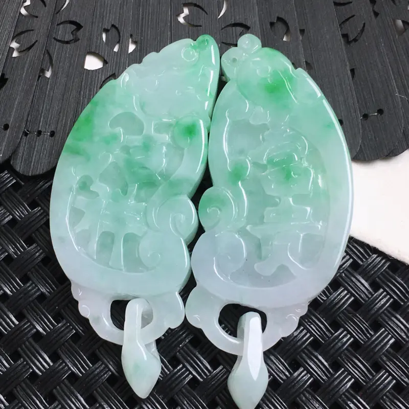 【天然A货-飘绿吉祥富贵吊坠一对_种好,玉质细腻,水头饱满,形体漂亮,水润精致,上身效果佳,尺寸58.2*22.7*7mm】图4