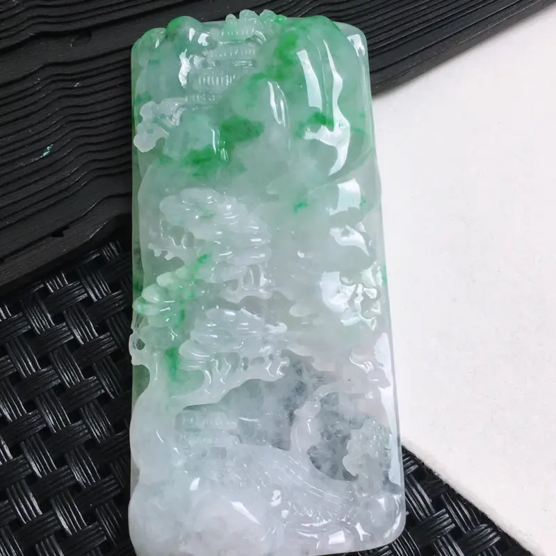 【天然A货-飘绿锦绣山河山水牌_种好,玉质细腻,水头饱满,工艺精美,水润精致,上身效果佳,尺寸70.1*34.2*9.2mm】图8