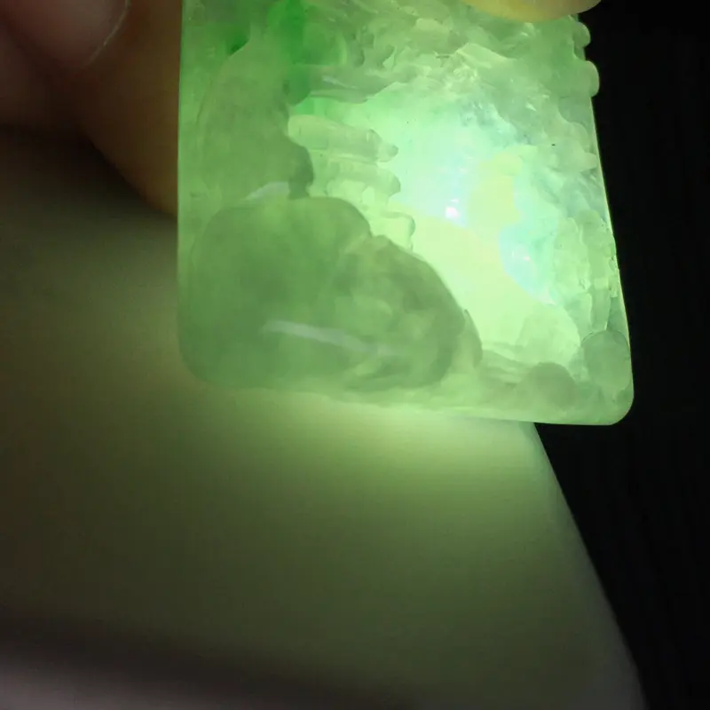 【天然A货-飘绿锦绣山河山水牌_种好,玉质细腻,水头饱满,工艺精美,水润精致,上身效果佳,尺寸70.1*34.2*9.2mm】图10