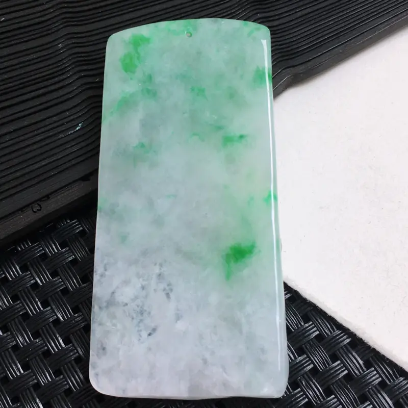 【天然A货-飘绿锦绣山河山水牌_种好,玉质细腻,水头饱满,工艺精美,水润精致,上身效果佳,尺寸70.1*34.2*9.2mm】图7