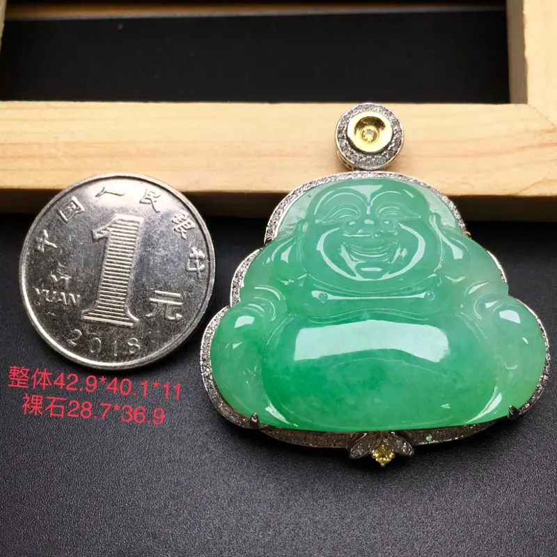 【缅甸天然a货翡翠 满绿佛公吊坠,18k金镶嵌伴钻,饱满圆润,细腻甜美 玉质细腻 整体尺寸42.9*40.1*11 裸石28.7*36.9*5.3】图8