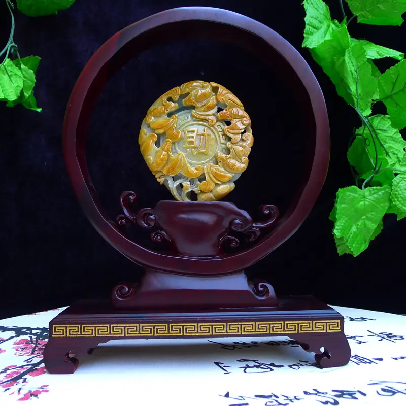 【天然翡翠黄翡双彩五福临门,财源广进精品小摆件。裸石尺寸110*100*25mm 精美檀木座300*235*70mm 玉石重0.39公斤 雕工精美,寓意吉祥。自摆,送礼佳物】图2