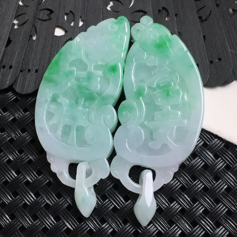 【天然A货-飘绿吉祥富贵吊坠一对_种好,玉质细腻,水头饱满,形体漂亮,水润精致,上身效果佳,尺寸58.2*22.7*7mm】图5