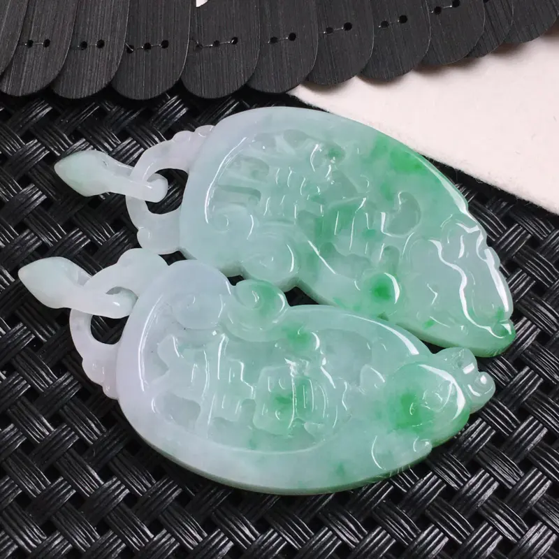 【天然A货-飘绿吉祥富贵吊坠一对_种好,玉质细腻,水头饱满,形体漂亮,水润精致,上身效果佳,尺寸58.2*22.7*7mm】图1