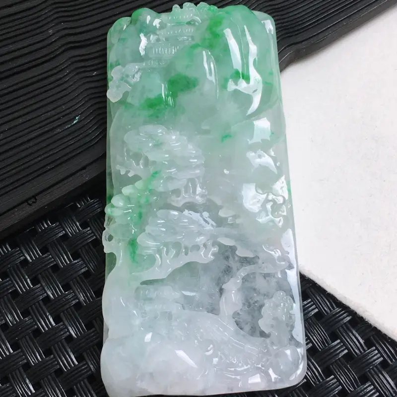 【天然A货-飘绿锦绣山河山水牌_种好,玉质细腻,水头饱满,工艺精美,水润精致,上身效果佳,尺寸70.1*34.2*9.2mm】图5