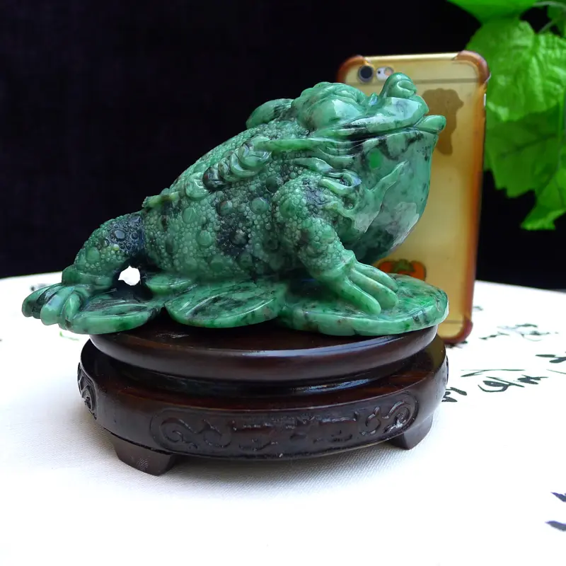 【翡翠满色飘花精雕招财进宝三脚金蟾小摆,茶庞。裸石尺寸90*150*130mm 玉石重1.21公斤】图5