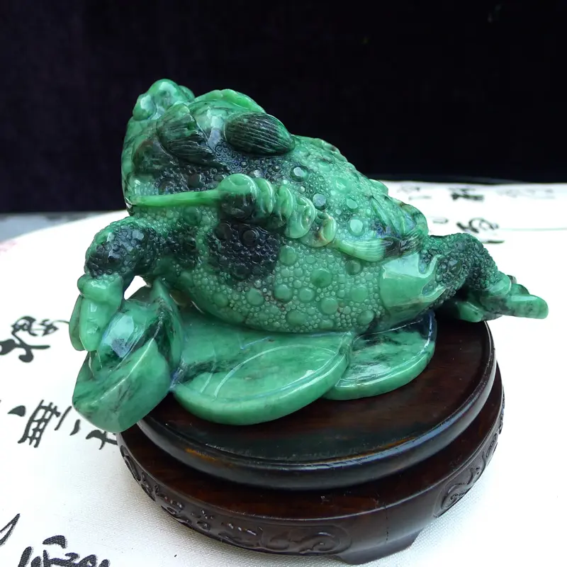 【翡翠满色飘花精雕招财进宝三脚金蟾小摆,茶庞。裸石尺寸90*150*130mm 玉石重1.21公斤】图2