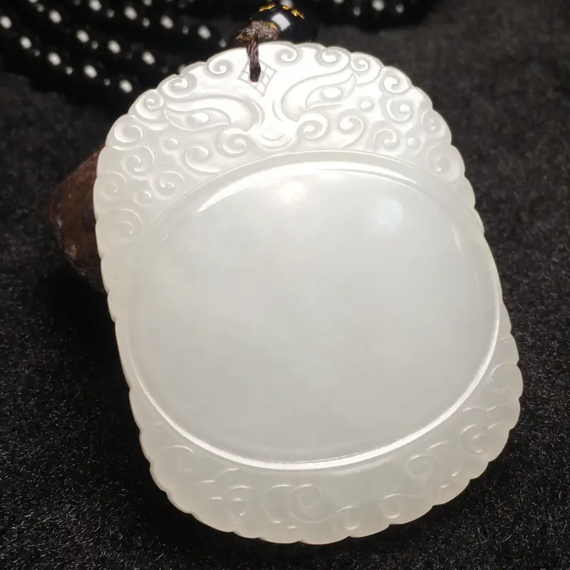 【整体规格:53.8/41.4/8.8mm
重量约:75.1g
天然和田玉、【祥云平安牌】挂件,
产自老坑青海料,精致的雕工,且玉质细腻,油性足,上手温润,品质上乘,设计大气端方,苏工雕刻,工艺精湛,配送精美挂绳】图1