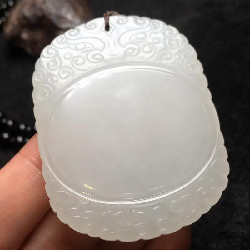 【整体规格:53.8/41.4/8.8mm
重量约:75.1g
天然和田玉、【祥云平安牌】挂件,
产自老坑青海料,精致的雕工,且玉质细腻,油性足,上手温润,品质上乘,设计大气端方,苏工雕刻,工艺精湛,配送精美挂绳】图5