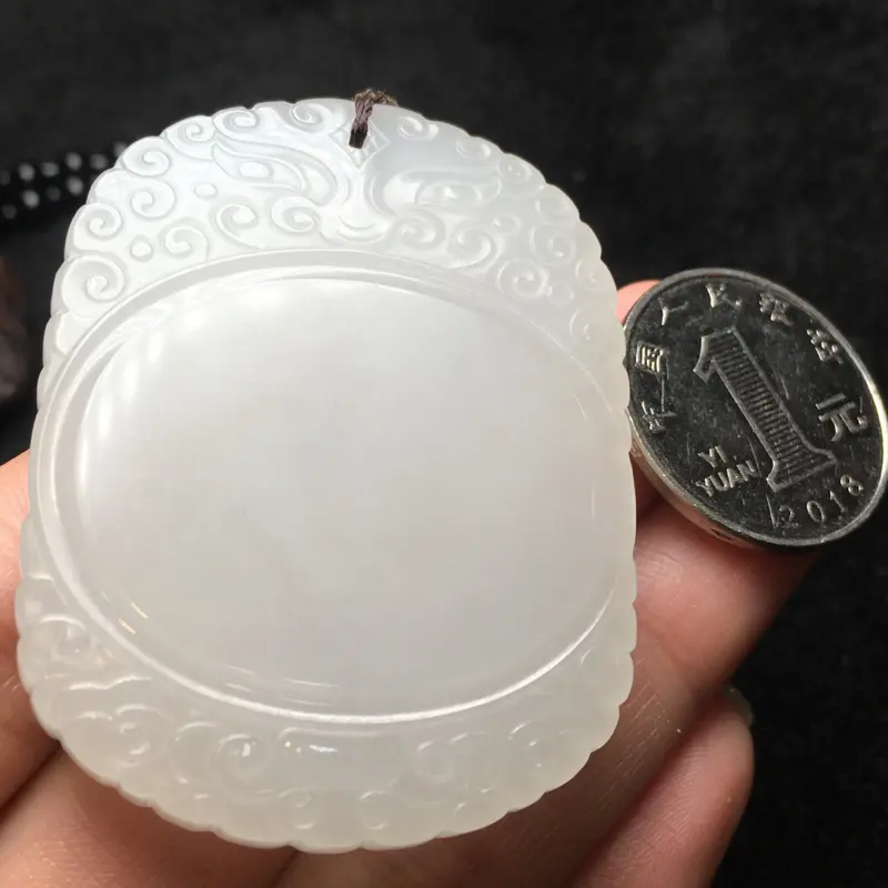 【整体规格:53.8/41.4/8.8mm
重量约:75.1g
天然和田玉、【祥云平安牌】挂件,
产自老坑青海料,精致的雕工,且玉质细腻,油性足,上手温润,品质上乘,设计大气端方,苏工雕刻,工艺精湛,配送精美挂绳】图7
