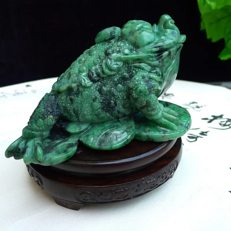 【翡翠满色飘花精雕招财进宝三脚金蟾小摆,茶庞。裸石尺寸90*150*130mm 玉石重1.21公斤】图1