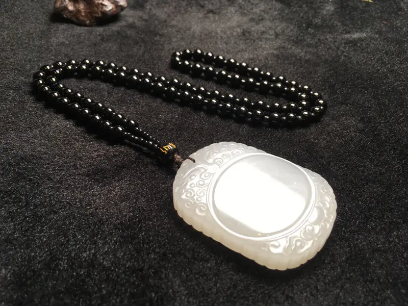 【整体规格:53.8/41.4/8.8mm
重量约:75.1g
天然和田玉、【祥云平安牌】挂件,
产自老坑青海料,精致的雕工,且玉质细腻,油性足,上手温润,品质上乘,设计大气端方,苏工雕刻,工艺精湛,配送精美挂绳】图6