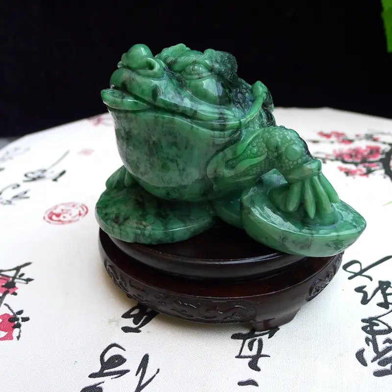【翡翠满色飘花精雕招财进宝三脚金蟾小摆,茶庞。裸石尺寸90*150*130mm 玉石重1.21公斤】图8