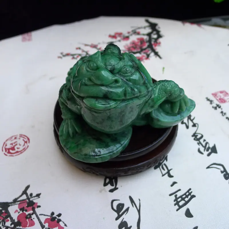 【翡翠满色飘花精雕招财进宝三脚金蟾小摆,茶庞。裸石尺寸90*150*130mm 玉石重1.21公斤】图3