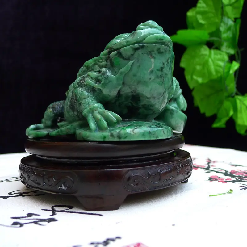 【翡翠满色飘花精雕招财进宝三脚金蟾小摆,茶庞。裸石尺寸90*150*130mm 玉石重1.21公斤】图11