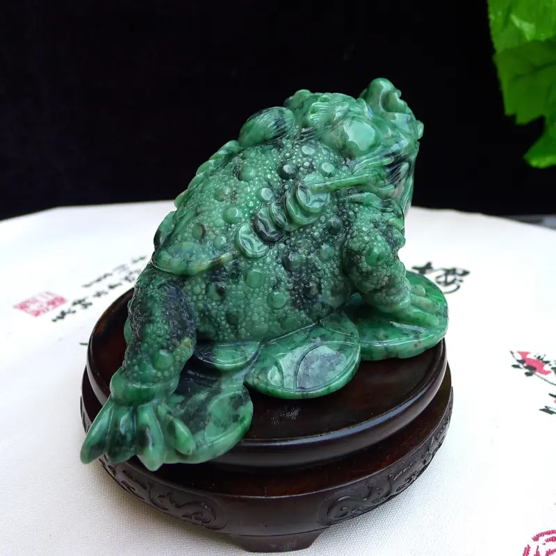 【翡翠满色飘花精雕招财进宝三脚金蟾小摆,茶庞。裸石尺寸90*150*130mm 玉石重1.21公斤】图7