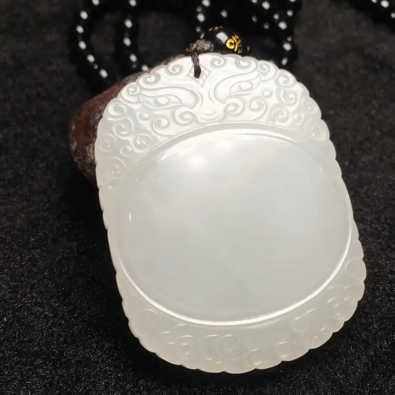 【整体规格:53.8/41.4/8.8mm
重量约:75.1g
天然和田玉、【祥云平安牌】挂件,
产自老坑青海料,精致的雕工,且玉质细腻,油性足,上手温润,品质上乘,设计大气端方,苏工雕刻,工艺精湛,配送精美挂绳】图3
