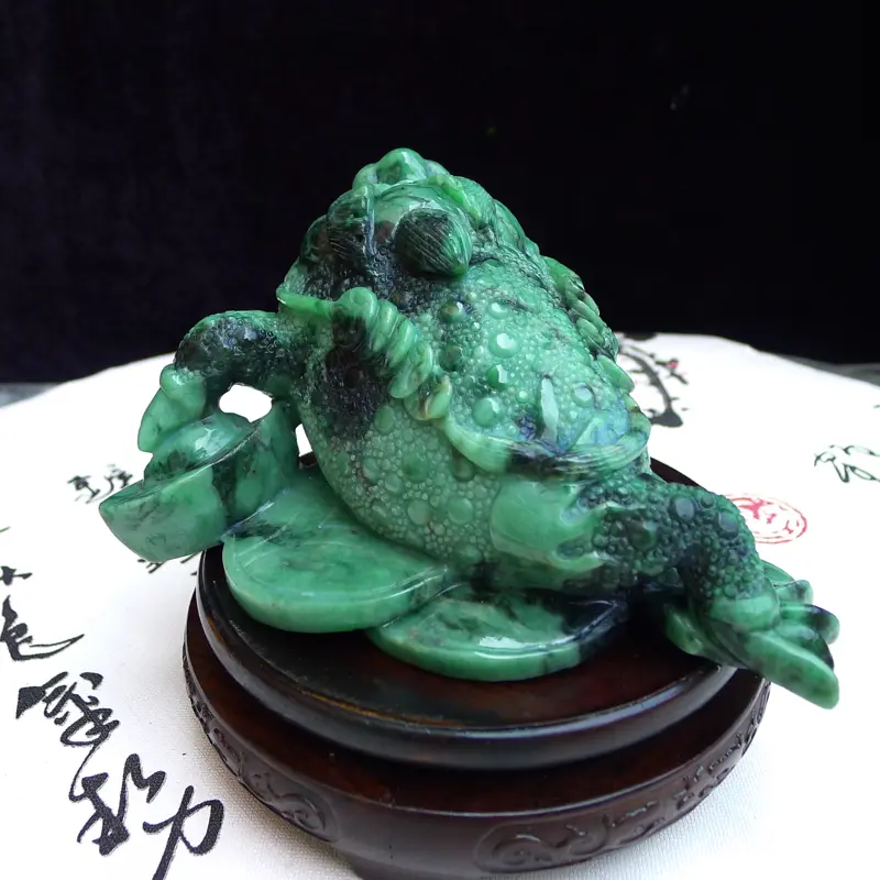 【翡翠满色飘花精雕招财进宝三脚金蟾小摆,茶庞。裸石尺寸90*150*130mm 玉石重1.21公斤】图6