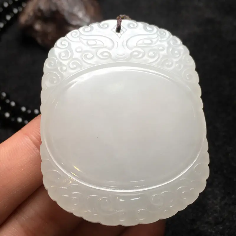 【整体规格:53.8/41.4/8.8mm
重量约:75.1g
天然和田玉、【祥云平安牌】挂件,
产自老坑青海料,精致的雕工,且玉质细腻,油性足,上手温润,品质上乘,设计大气端方,苏工雕刻,工艺精湛,配送精美挂绳】图4