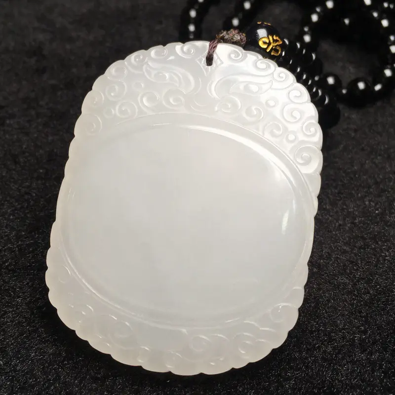 【整体规格:53.8/41.4/8.8mm
重量约:75.1g
天然和田玉、【祥云平安牌】挂件,
产自老坑青海料,精致的雕工,且玉质细腻,油性足,上手温润,品质上乘,设计大气端方,苏工雕刻,工艺精湛,配送精美挂绳】图2