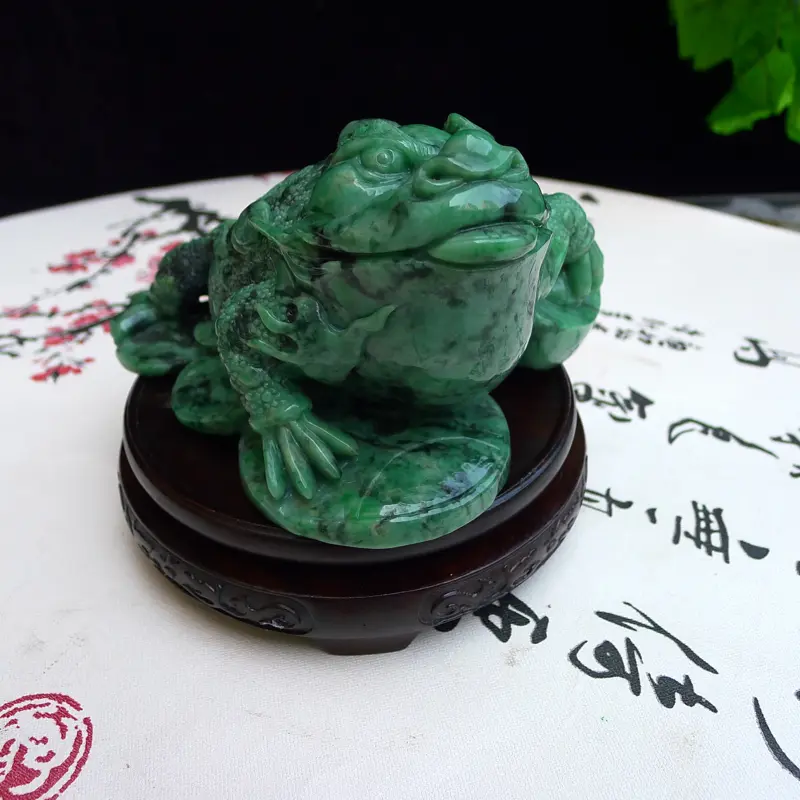 【翡翠满色飘花精雕招财进宝三脚金蟾小摆,茶庞。裸石尺寸90*150*130mm 玉石重1.21公斤】图9