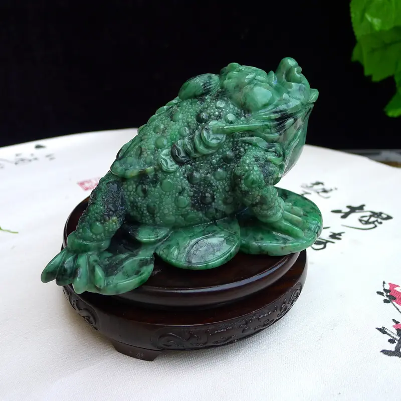 【翡翠满色飘花精雕招财进宝三脚金蟾小摆,茶庞。裸石尺寸90*150*130mm 玉石重1.21公斤】图4