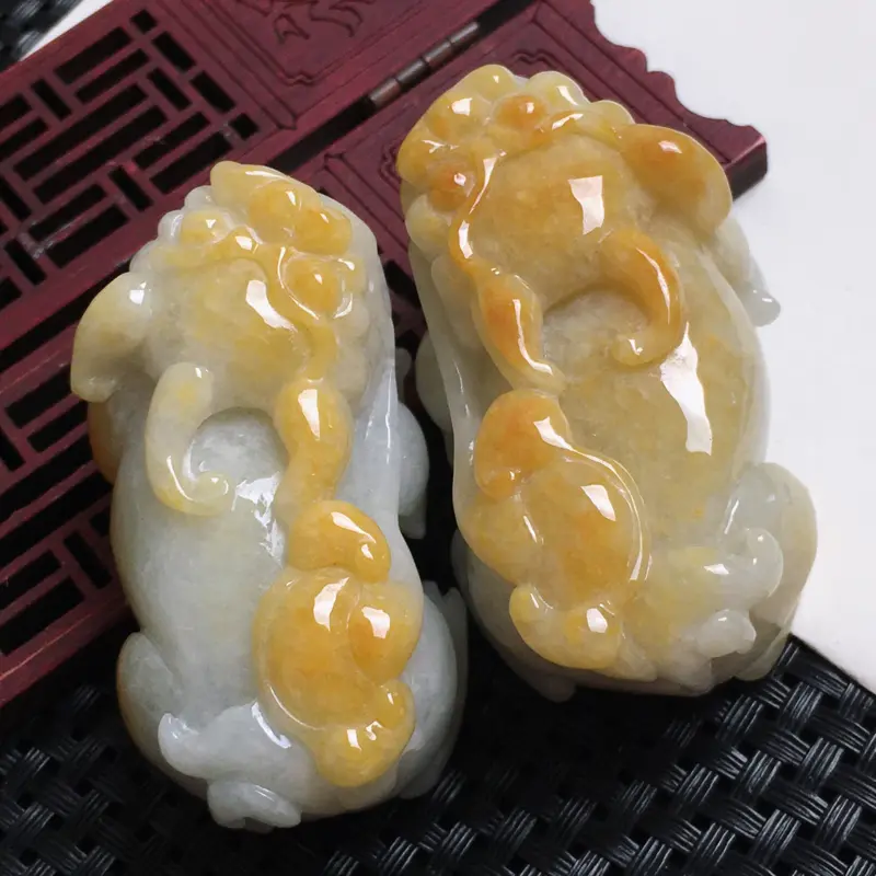 【天然翡翠A货-黄翡招财貔貅吊坠一对_种好,玉质细腻,水头饱满,工艺精美,水润精致,上身效果佳,尺寸64.1*36.5*28.8mm】图1
