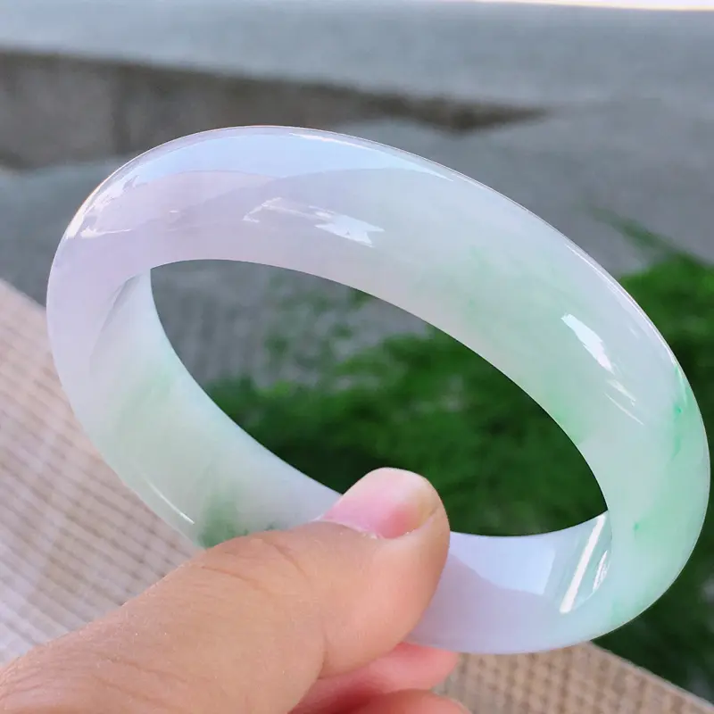 【贵妃53-54适合正圈51-52佩戴,天然A货翡翠-莹润优雅,精美春带彩,质地细腻,颜色漂亮,贵妃玉手镯 ,尺寸圈口53.6/49.0/14.4/7.3 111055】图10