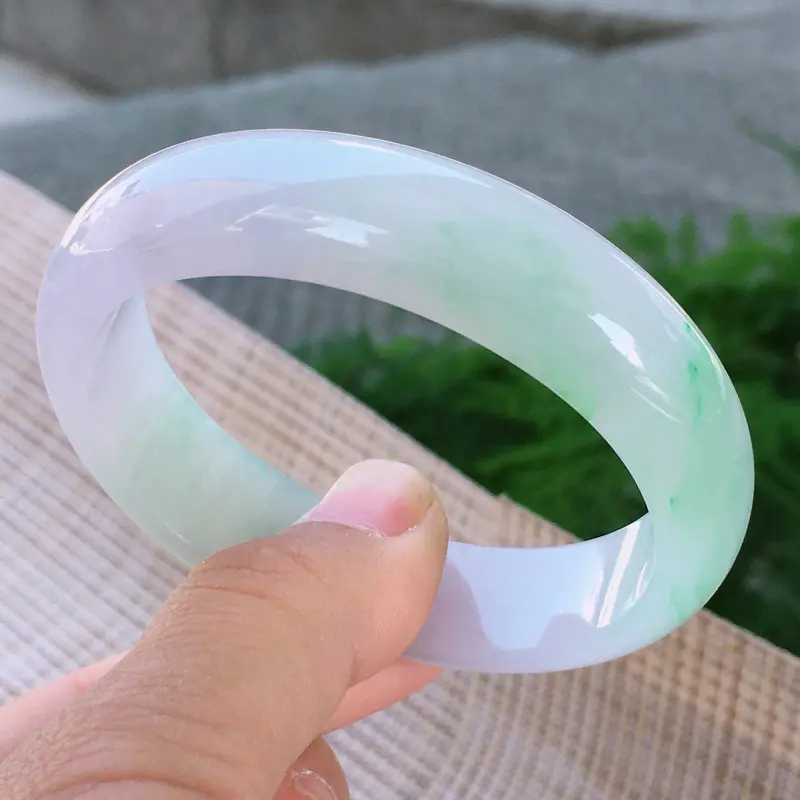 【贵妃53-54适合正圈51-52佩戴,天然A货翡翠-莹润优雅,精美春带彩,质地细腻,颜色漂亮,贵妃玉手镯 ,尺寸圈口53.6/49.0/14.4/7.3 111055】图6