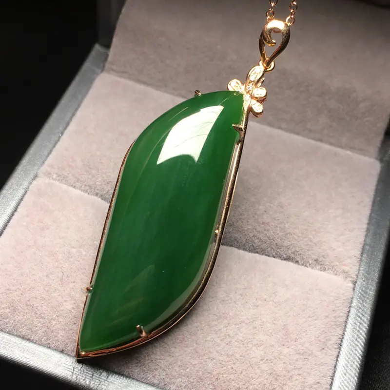 【整体规格:56.4/16.9/9/mm
裸石规格:42.3/14.8/mm
新品推出,天然和田玉碧玉、【碧玉随形吊坠】、18k金镶嵌,南非钻石,款式设计时尚大方、佩戴效果佳,保一生平安】图2