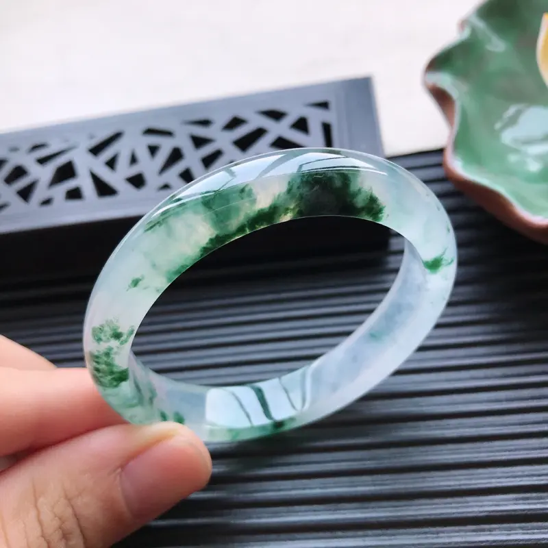 【天然翡翠A货冰糯种飘花贵妃手镯,尺寸53.6-46.9-10.5-6.5mm,玉质细腻,种水好,胶感十足,底色好,上手效果漂亮】图4