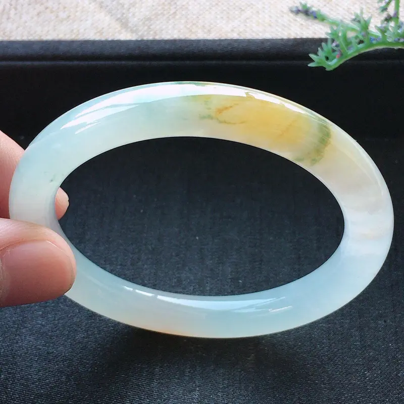 【精品翡翠贵妃手镯,雕工精美,玉质莹润,尺寸:内径:52.4*46MM,相当于50.9mm正装手镯,玉:7.9*8MM,总质量:32.2g】图2