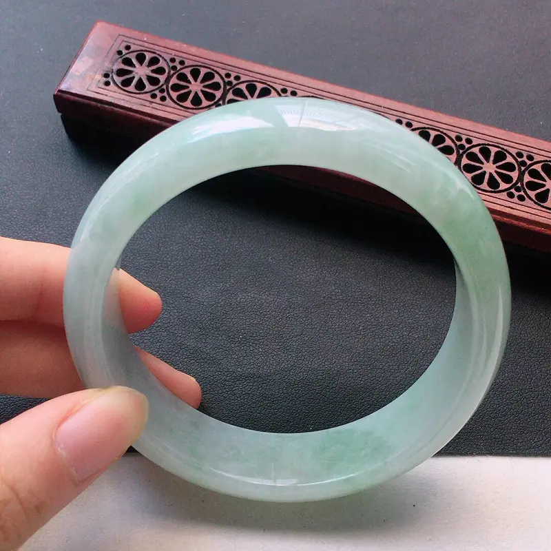【缅甸翡翠57圈口浅绿正圈手镯,自然光实拍,颜色漂亮,玉质莹润,佩戴佳品,尺寸:57.4*15.6*8.6mm,重64.46克】图4