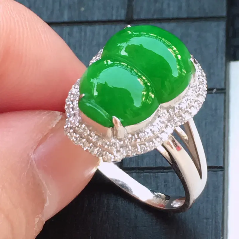 【翡翠a货,18K金伴钻糯化种满色阳绿精美翡翠葫芦戒指,玉质细腻,底色漂亮,上身高贵,尺寸连金17.9/14.3/9.8,裸石14.3/10.8/5.0,内径17.0,14号圈口】图6
