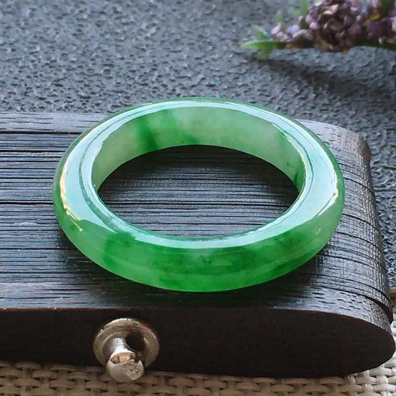 【精品翡翠戒指,雕工精美,玉质莹润,尺寸:内径:16MM,玉:3.6*5.3MM,总质量:2.1g】图6