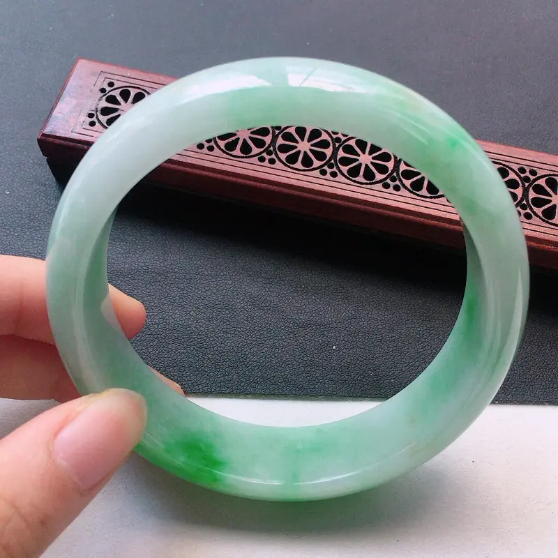 【缅甸翡翠60圈口带绿正圈手镯,自然光实拍,颜色漂亮,玉质莹润,佩戴佳品,尺寸:60.5*16.7*8.9mm,重75.15克】图4