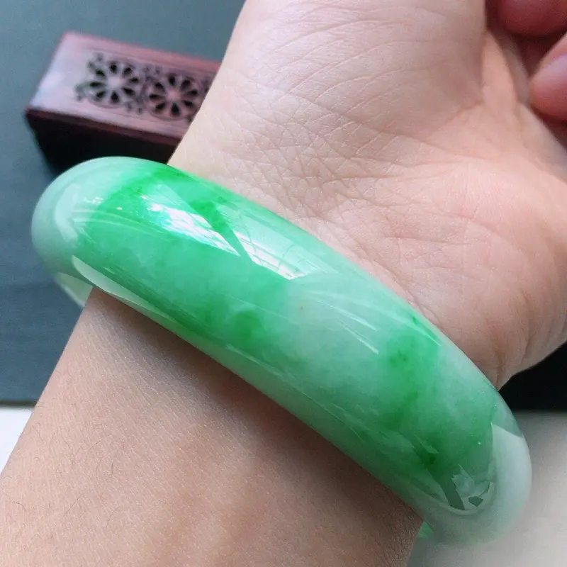 【缅甸翡翠60圈口带绿正圈手镯,自然光实拍,颜色漂亮,玉质莹润,佩戴佳品,尺寸:60.5*16.7*8.9mm,重75.15克】图7