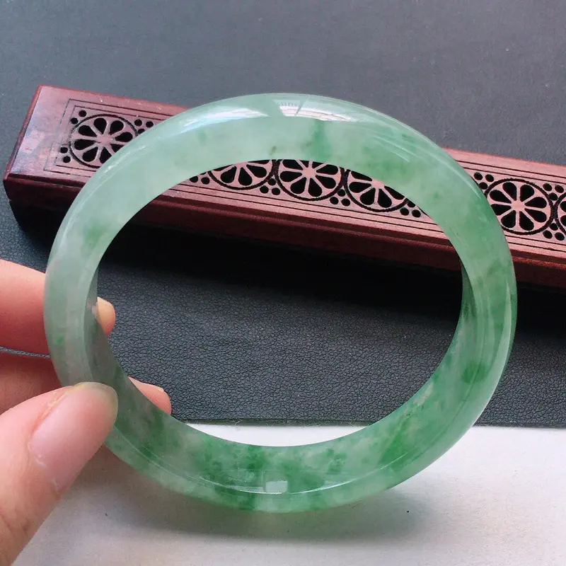 【缅甸翡翠56圈口飘花正圈手镯,自然光实拍,颜色漂亮,玉质莹润,佩戴佳品,尺寸:56.0*12.7*8.3mm,重47.59克】图4