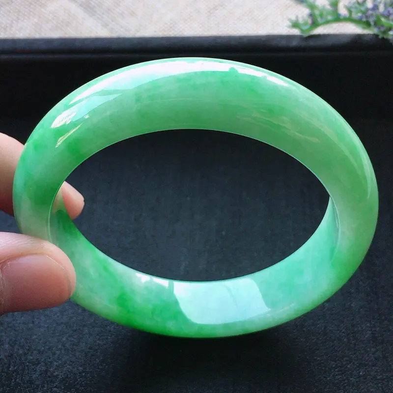 【精品翡翠手镯,雕工精美,玉质莹润,尺寸:内径:55.5MM,玉:13.7*8.4MM,总质量:64.8g】图5
