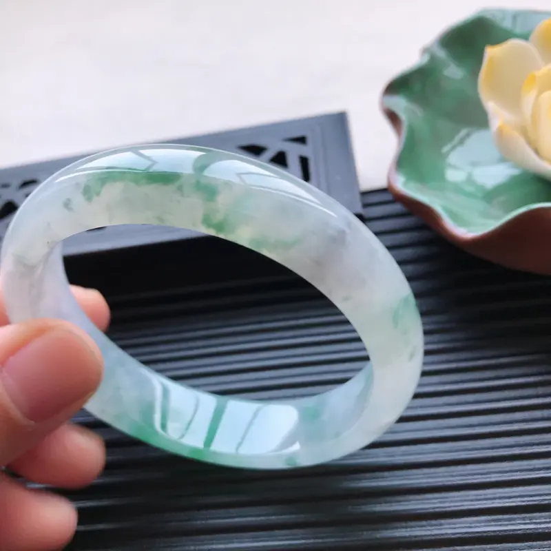 【天然翡翠A货细糯种飘花正圈手镯,尺寸58.5-14.1-7.1mm,玉质细腻,种水好,胶感十足,底色好,上手效果漂亮】图5