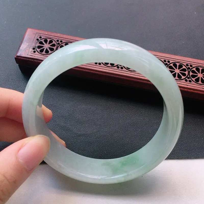 【缅甸翡翠57圈口浅绿正圈手镯,自然光实拍,颜色漂亮,玉质莹润,佩戴佳品,尺寸:57.6*15.7*8.8mm,重64.86克】图4