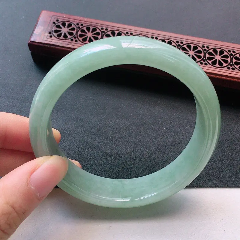 【缅甸翡翠57圈口浅绿正圈手镯,自然光实拍,颜色漂亮,玉质莹润,佩戴佳品,尺寸:57.0*14.4*9.6mm,重58.97克】图3