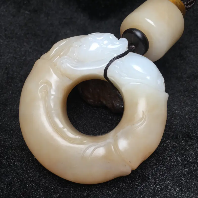 【整体规格:56.5/56/17.5/mm
重量约:107g
天然和田玉、【招财貔貅】手把件,
产自老坑俄料,糖色 精致的雕工,且玉质细腻,油性足,上手温润,品质上乘,设计大气端方,苏工雕刻,工艺精湛,配送精美挂绳】图4